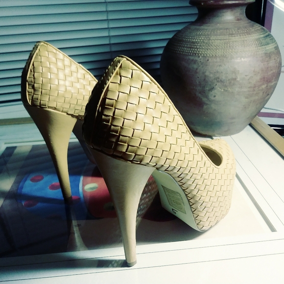 Shoe Dazzle Shoes - SHOEDAZZLE GORGEOUS TAN PLATFORMS💐